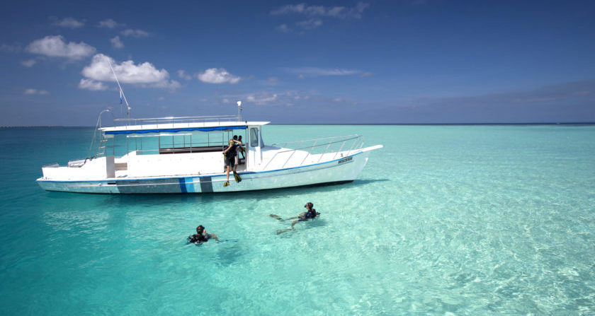 schoenste Orte der Welt Velarussu Maldives Taucher im Meer