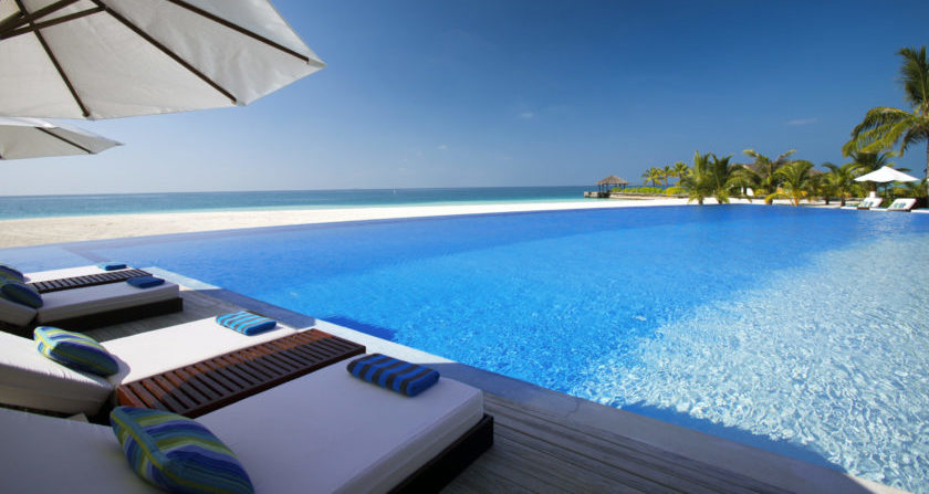 schoenste Orte der Welt Velarussu Maldives Infinity Pool am Strand