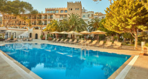 schoenste Orte Der Welt Secrets Mallorca Villamil Resort & Spa Pool mit Blick aufs Hotel