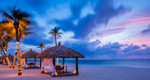 schönste Ort der Welt Bucuti & Tara Beach Resort Privater Strand mit Sonnenliegen am Abend