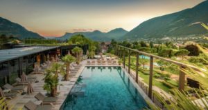 schoenste Orte Der Welt Hotel Therme Meran Italien Dachterrasse mit Pool und Liegen
