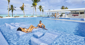 schönste Orte der Welt Riu Atoll Pool mit Liegen