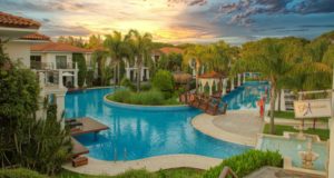 schönste Orte Der Welt ELA Quality Resort Belek Pool und Palmen bei Sonnenuntergang
