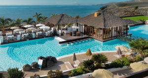 schönste Orte Der Welt Secrets Lanzarote Resort & Spa Poolbar mit Meerblick