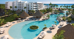 Schönste Orte der Welt Secrets Cap Cana Resort Spa in der Dominikanischen Republik Pool mit Sonnenliegen