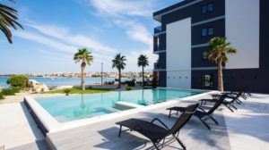 schönste Orte Der Welt Liberty Novalja Kroatien Pool mit Sonnenliegen