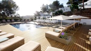 schönste Orte Der Welt Club Portinatx auf Ibiza Pool mit Sonnenliegen