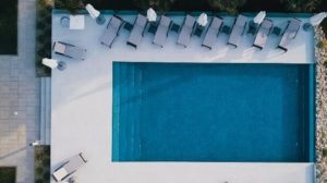 schönste Orte Der Welt Joel in Novalja Kroatien Pool mit Sonnenliegen