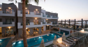 Schönste Orte der Welt Hotel Cactus Bay auf Kreta Pool Bei Nacht